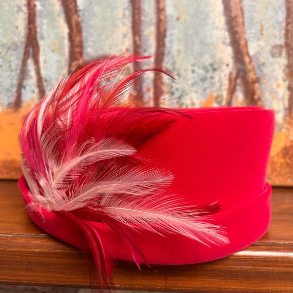 Mid Century hot pink fuschia pill box hat with feathers - Picture 3 of 9